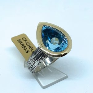 Gran sortija en plata y oro,con Topacio Swiss Blue en talla pera facetado.Única.