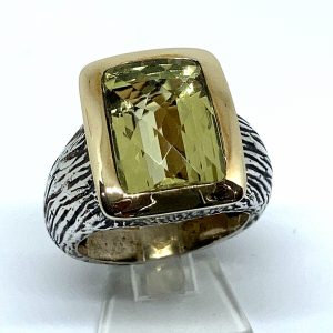 Gran sortija en plata y oro,con Cuarzo Limón en talla checker fancy .Única.