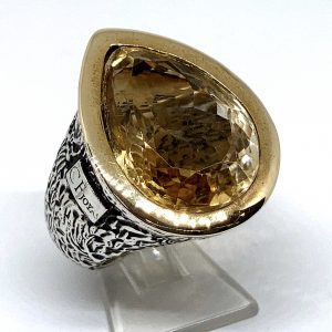 Gran sortija en plata y oro,con Citrino de 17 cts en talla pera .Única.