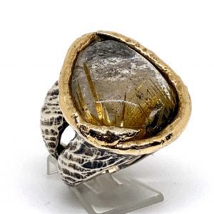 Gran sortija en plata, con espectacular Cuarzo Rutilado Natural.Pieza Única.