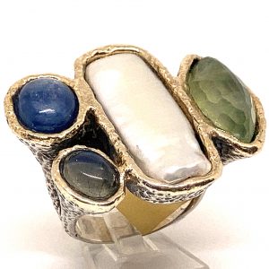 Gran Anillo,con tres piedras , y una perla barroca rectangular.
