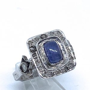 Sortija de plata rodiada ,con zafiro cabujón y diamantes talla rosa.