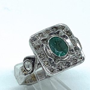 Sortija de plata rodiada ,con Esmeralda y diamantes talla rosa.