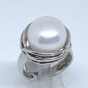 Sortija en plata rodiada, con Gran perla cultivada en el centro.