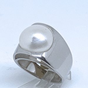 Sortija en plata rodiada con doble aro superpuesto, con perla cultivada en el centro.