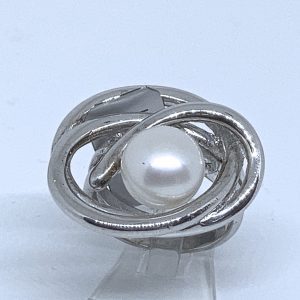 Sortija en plata rodiada en forma de espiral, con perla cultivada en el centro.