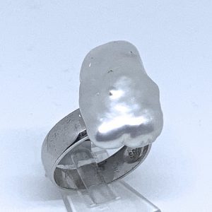 Sortija en plata,con Gran Perla Barroca Premium de agua dulce.
