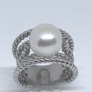 Sortija cinco aros salomónicos en plata rodiada, con Gran perla cultivada en el centro.