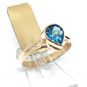 Sortija con Apatita , en talla pera.Oro primera ley.