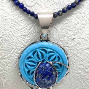 Colgante artesanía,de turquesa tallada, y lapislázuli.Plata primera ley