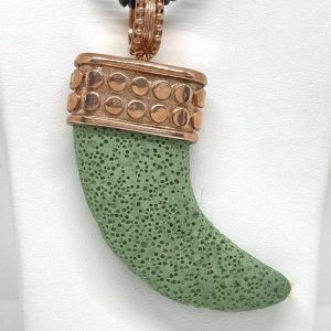 Colgante colmillo de piedra volcánica en verde.