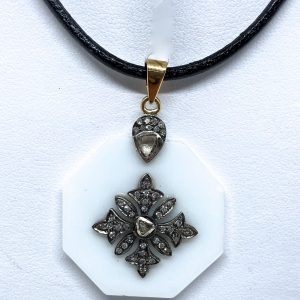 Colgante de Ágata con diamantes talla rosa.