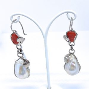 Pendientes perlas barrocas y coral natural.