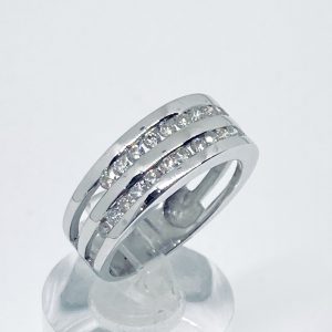 Doble media alianza de brillantes en carril. Oro blanco .0,51 cts