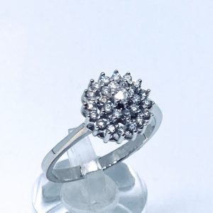 Sortija roseta de brillantes . Oro blanco .0,37cts