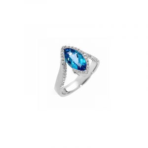 Original sortija con Topacio Swiss Blue , en talla Marquise ,y Diamantes.
