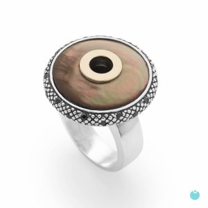 Sortija en plata rodiada,con gran Madreperla circular.Detalles en oro de 9 k.