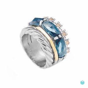 Sortija en plata rodiada,con cuadruple aro ,y tresillo de Terbium azul.Detalles en oro de 9 k.
