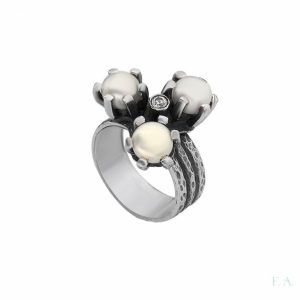 Sortija tipo tresillo , con perlas cultivadas. Plata de Ley