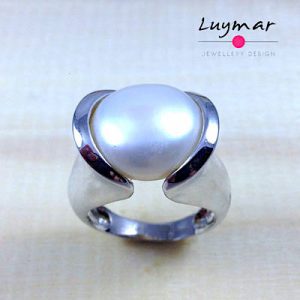 Sortija en Plata de Ley con forma de Lirio ,rematada con Gran perla cultivada en el centro.