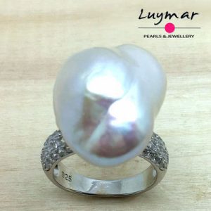 Sortija en plata,con Gran Perla Barroca Premium de agua dulce,y aro cuajado de circonitas.