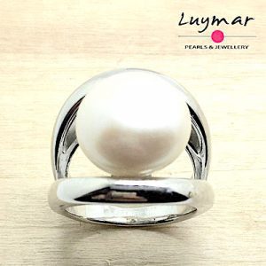 Sortija con doble aro en Plata de Ley ,rematada con Gran perla cultivada en el centro.