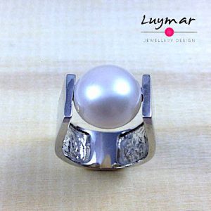 Sortija con aro en forma de"U" , en Plata de Ley ,rematada con Gran perla cultivada en el centro.