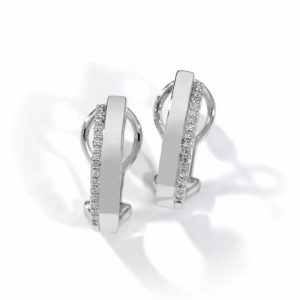 Pendientes tipo aro ,cierre omega, en oro blanco y brillantes.0,18 cts .