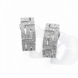 Pendientes tipo medio aro en greca,cierre omega, en oro blanco y brillantes.0,80 cts .